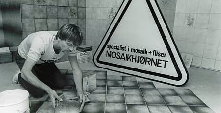 Jørn,-som-lægger-fliser-i-butikken-i-Glostrup,-1984.-Fliserne-findes-stadig-under-den-nuværende-udstilling.