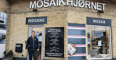Kjeld foran butikken i Brønshøj.
