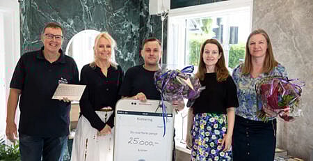 Foto: Anni Norddahl. Billedtekst: Fra venstre står butikschef Kjeld V. Kure, formand HK Handel Mette Høgh, elev og prisvinder Peter André Søndergaard Pedersen, chefkonsulent i DI Maj Svolgaard og ejer af Mosaikhjørnet