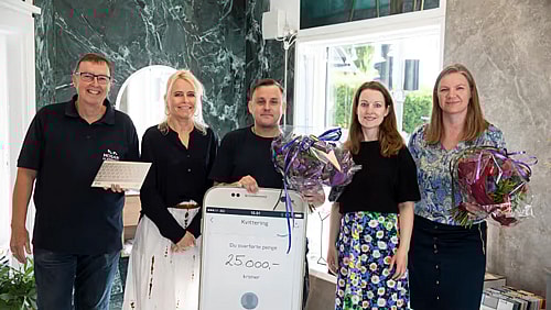 Foto: Anni Norddahl. Billedtekst: Fra venstre står butikschef Kjeld V. Kure, formand HK Handel Mette Høgh, elev og prisvinder Peter André Søndergaard Pedersen, chefkonsulent i DI Maj Svolgaard og ejer af Mosaikhjørnet