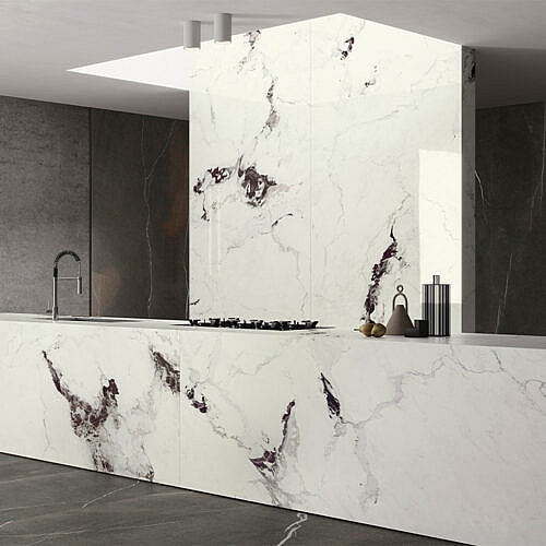 Capria keramisk storformatflise i hvid marmorlook