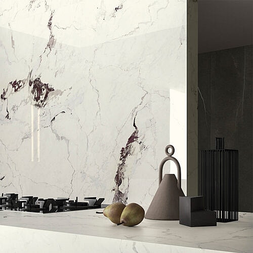 Capria keramisk storformatflise i hvid marmorlook