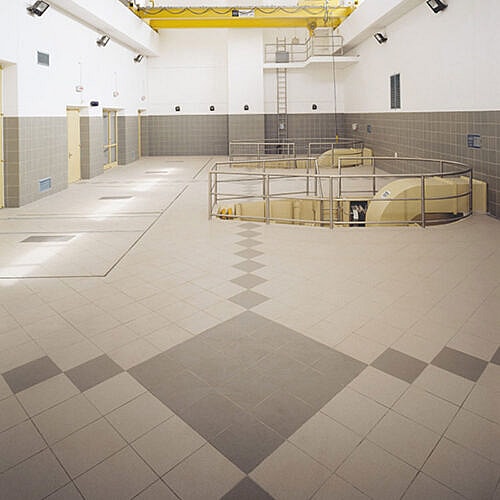 Vejle Lysegrå R11 30x30 – slidstærk og skridsikker gulvflise til erhverv