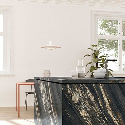 Tropical Black Storformatflise i sort onyxlook