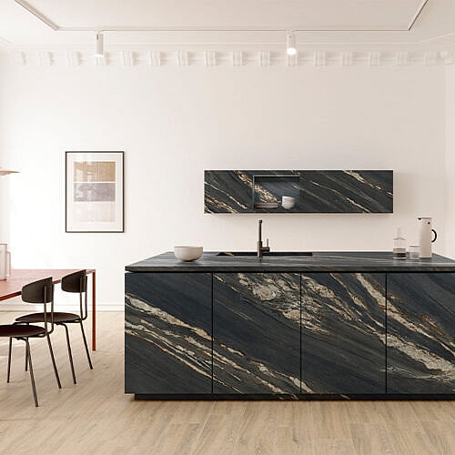 Tropical Black Storformatflise i sort onyxlook