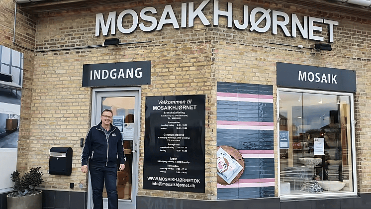 Kjeld foran butikken i Brønshøj.
