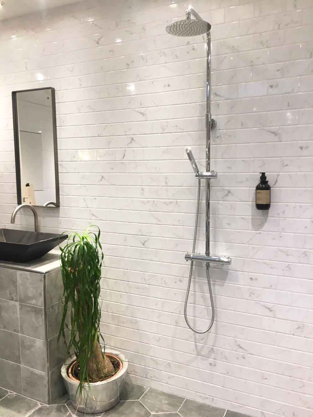 klistermærke budbringer med uret Metro Carrara 7,5x15 - Mosaikhjørnet - Fliser, klinker og mosaik til badeværelse og køkken klistermærke budbringer med uret Metro Carrara 7,5x15 - Mosaikhjørnet - Fliser, klinker og mosaik til badeværelse og køkken